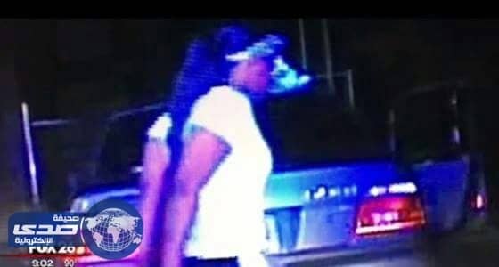 شُرطي يُجرد فتاة من ملابسها لتفتيشها بالطريق العام