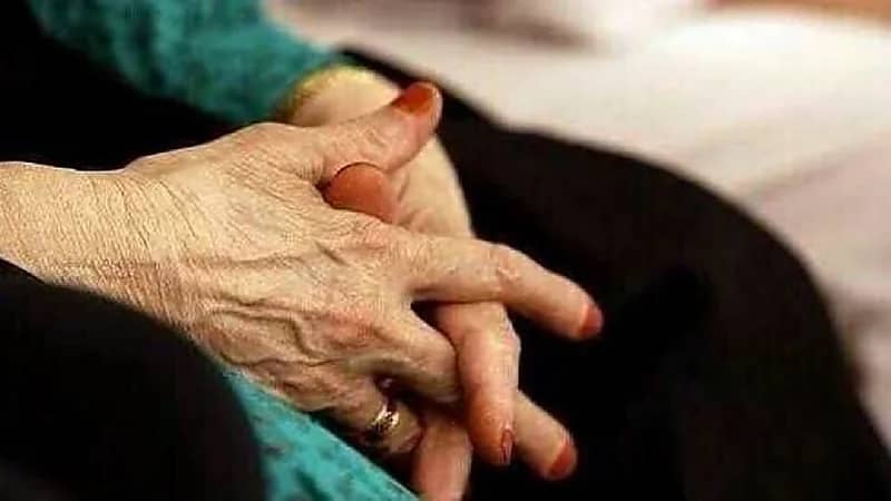 شاب يكسر عظام جدته ويضعها حية في الثلاجة