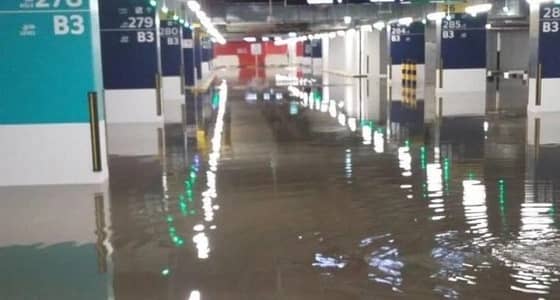 بالفيديو.. الكويت تدفع ضريبة الشتاء.. السيول تغرق شوارعها وتعلق العمل بمرافقها