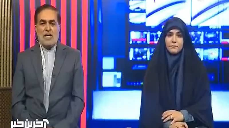 مذيعة إيرانية تعود للبث المباشر بعد فرارها من الاستديو أثناء القصف الإسرائيلي.. فيديو