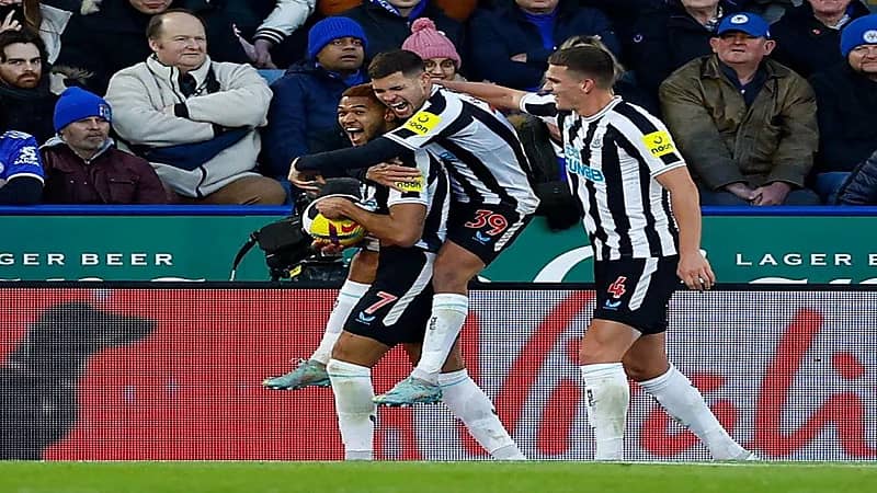 نيوكاسل يتغلب على ليستر بثلاثية ويصعد إلى الوصافة مؤقتاً