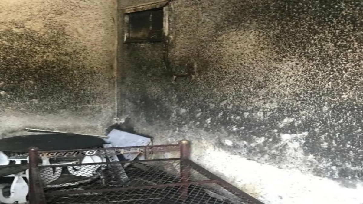 بالصور.. إخماد حريق في غرفة منزل بالبطيح بسبب ماس كهربائي