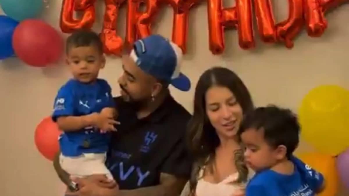 مالكوم يحتفل بعيد ميلاد ابنه .. فيديو