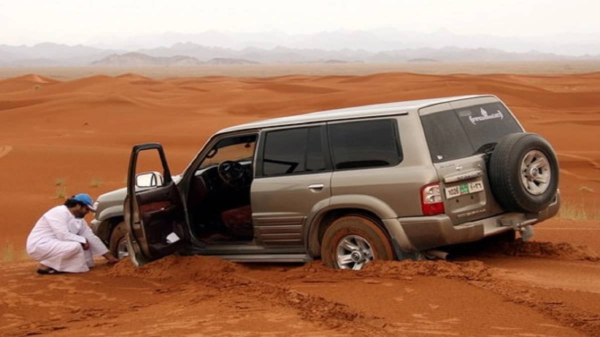 طريقة لاستخراج السيارة من الرمال