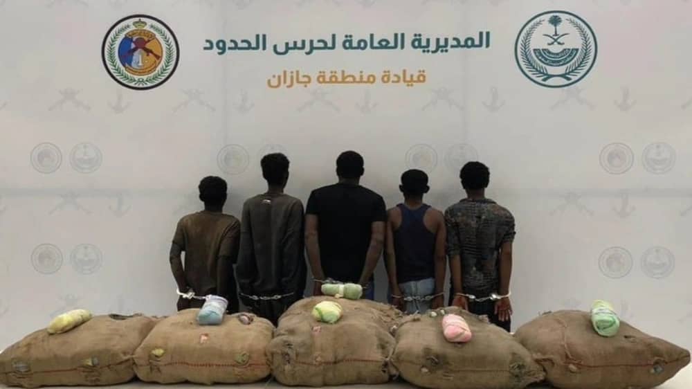 القبض على 8 مخالفين لتهريبهم مواد مخدرة