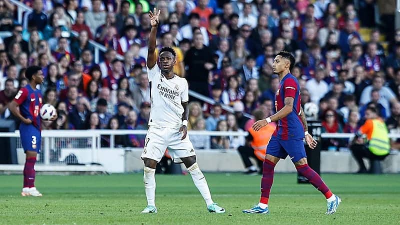 أنشيلوتي يمنع فينيسوس من الاشتباك مع الحكم .. فيديو