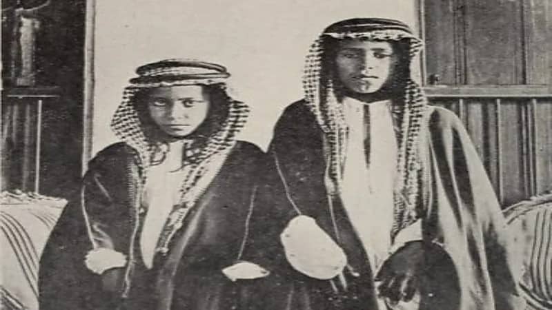 صورة نادرة توضح اثنين من أبناء الملك عبدالعزيز أثناء وجودهم في الكويت