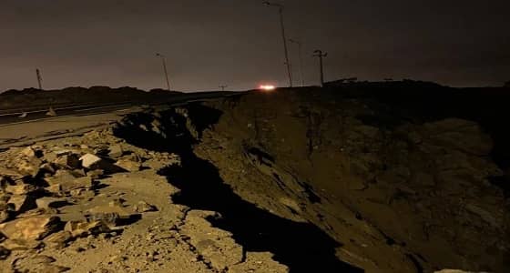 في استجابة سريعة.. شاهد بلدية النماص تباشر انهيار إحدى الطرق إثر الأمطار