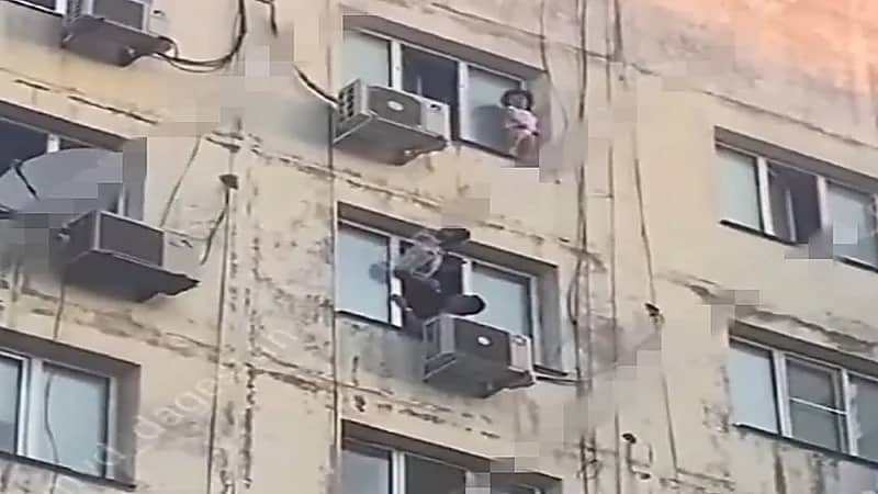 لحظة إنقاذ طفلة بعد وقوفها على حافة النافذة بالطابق التاسع في داغستان .. فيديو