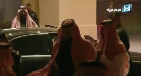 بالفيديو.. حفاوة المواطنين بسرعة ولي العهد‬ في خلع " البشت " تحية لـ " أميرالرياض‬ "