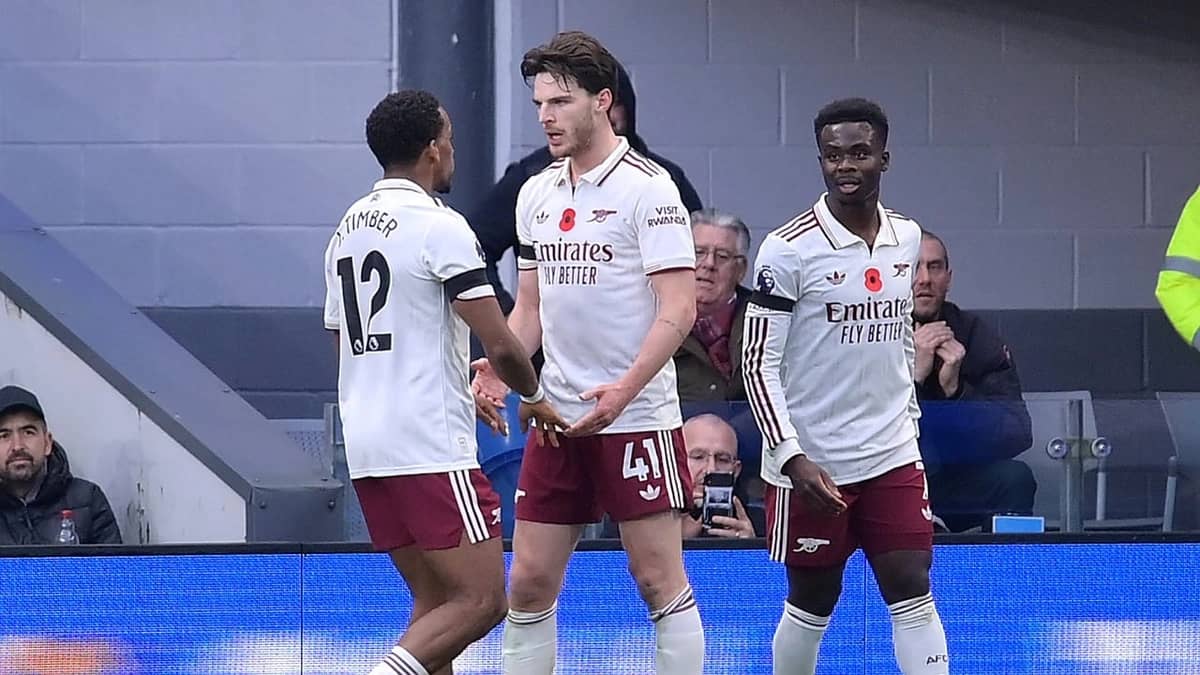 آرسنال يواصل صدارة البريميرليغ بثنائية أمام بيرنلي