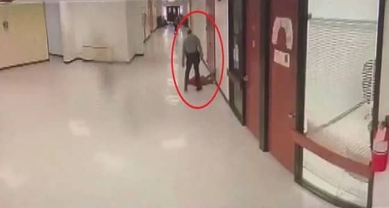 بالفيديو.. ضابط أمن يعتدي على طفل بالمدرسة