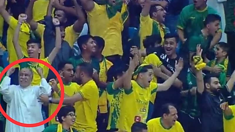 فرحة مشجع مسن بعد فوز الخليج باللقب الآسيوي .. فيديو