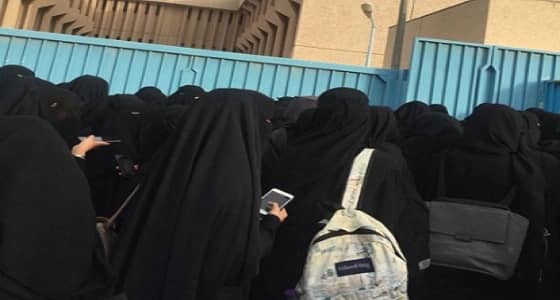 بالفيديو.. تكدس الطالبات أمام الكلية التقنية بسبب التفتيش عن الزي