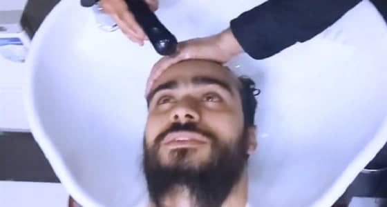 بالفيديو.. رد فعل صادم لشاب حلقت زوجته لحيته وهو نائم