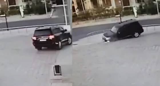 بالفيديو.. هبوط أرضي مفاجئ يبتلع مركبة أثناء سيرها في الشارع