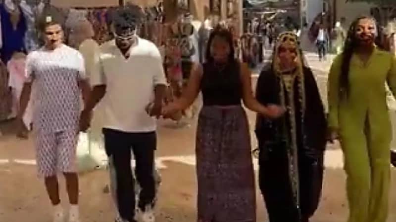 شاب يعلم مجموعة أجانب العرضة الجنوبية .. فيديو