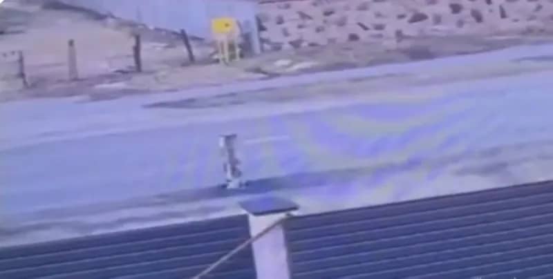 شاهد ..صاروخ روسي ينغرس وسط شارع قرب كييف ولا ينفجر