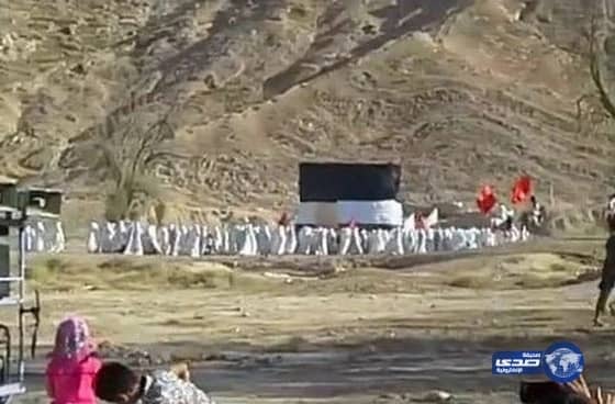 بالفيديو .. إيرانيون يطوفون حول كعبة صنعوها في جزيرة “قشم” ويرددون “لبيك اللهم لبيك”