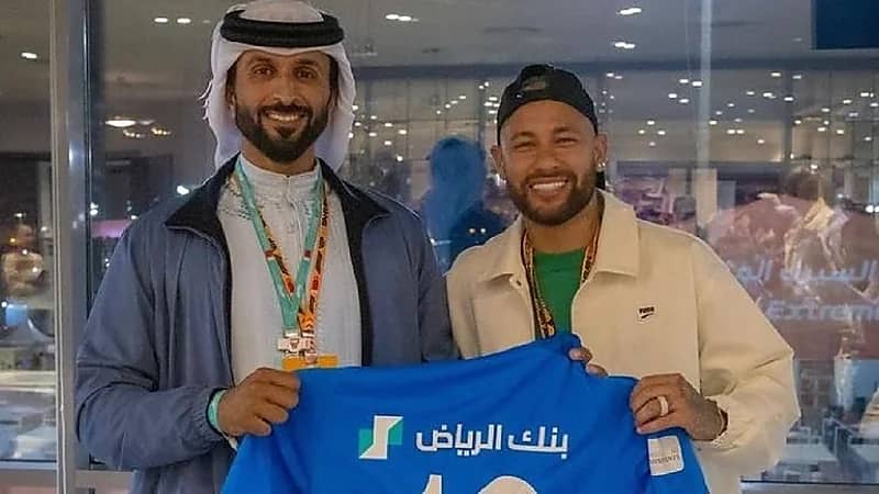 نيمار يهدي الشيخ ناصر بن حمد آل خليفة قميص الهلال