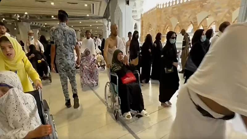 شاهد.. تخصيص طابق في الحرم المكي للعربات الخاصة بكبار السن