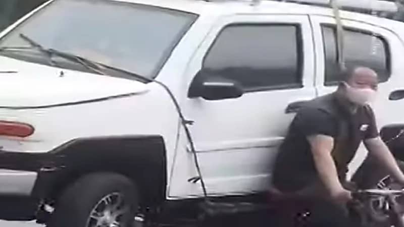 بالفيديو.. رجل يحمل سيارة دفع رباعي على دراجته