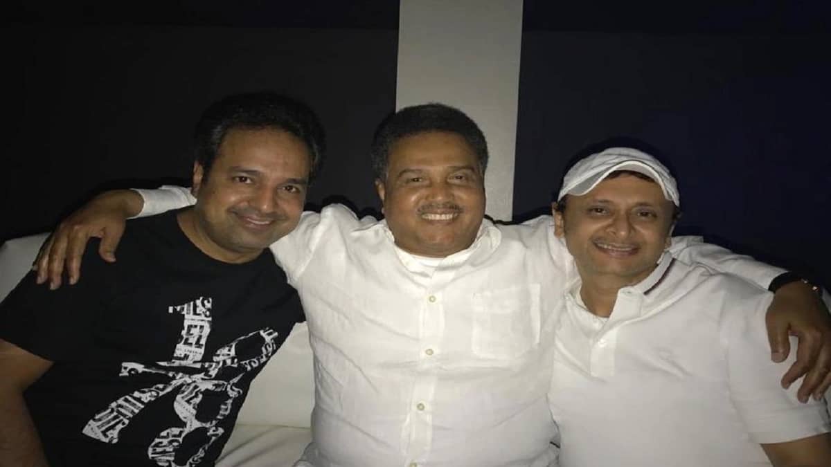 عبدالمجيد عبدالله يستعرض صور جمعته بمحمد عبده والشاعر محمد القرني