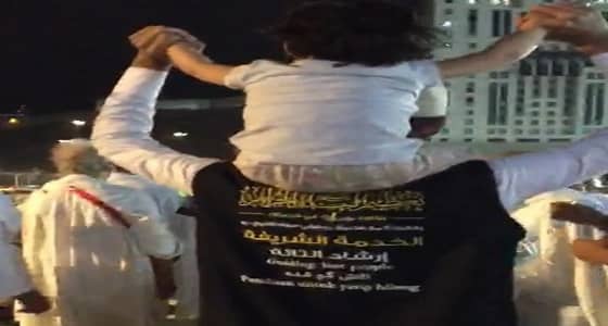 بالفيديو.. في لفته إنسانية.. شاب يحمل طفلة تائهة بالحرم المكي على كتفه