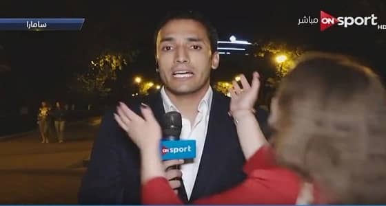 مذيع مصري يتعرض لموقف محرج من فتاة روسية