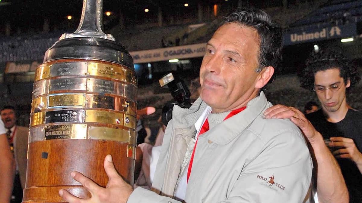 وفاة ميغيل أنخيل روسو مدرب النصر السابق بعد صراع مع السرطان