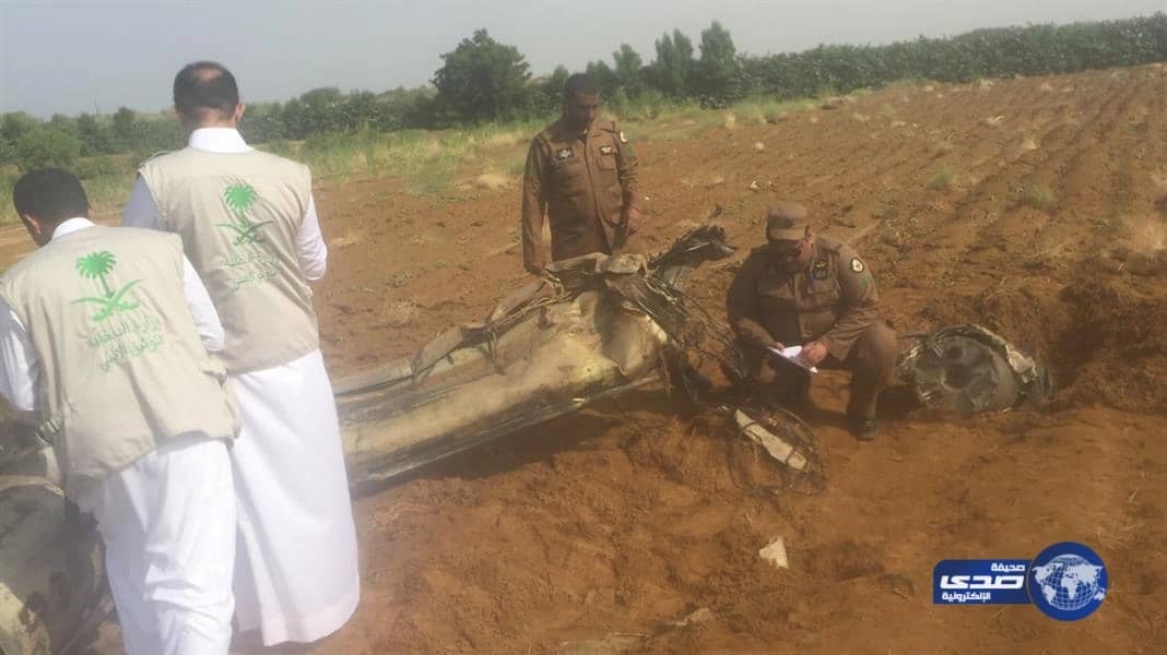 بالفيديو و الصور.. شظايا صاروخ باليستي الذي أطلقه الحوثيين بإتجاه جازان