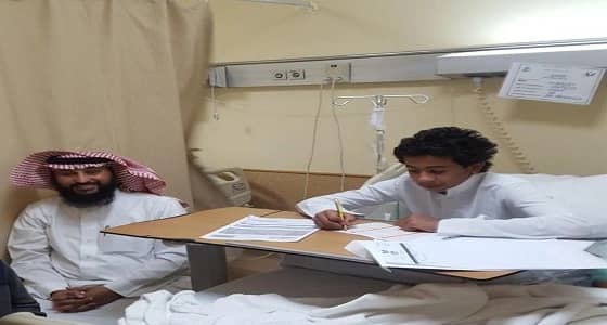 بالصور.. ليتجاوز الطالب المنوم محنته.. معلم يختبره يوميا بالمستشفى