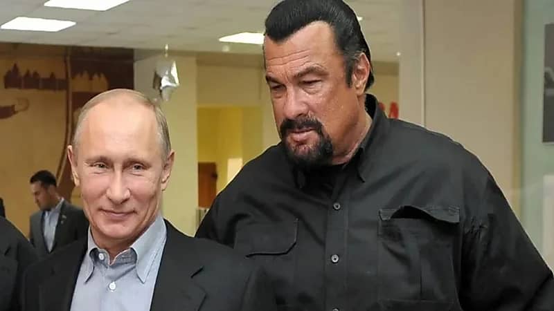 النجم ستيفن سيغال صديق "بوتين" يعلق على الأزمة بين روسيا وأوكرانيا