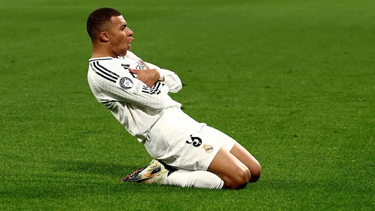 مبابي يلتقي الطفل الموريتاني أبوبكر مجددًا ويحيي قصته الإنسانية.. صور