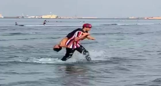 بالصور.. شاب وشقيقته ينقذان طفلا ووالده من الغرق بجازان