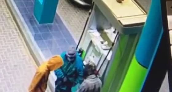 " شرطة تبوك " تبحث عن ملثمين قاما بسطو مسلح على محطة وقود