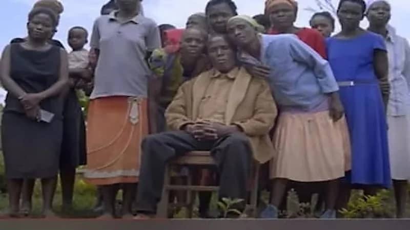 رجل ينجب 107 طفلا ويتزوج 15 امرأة