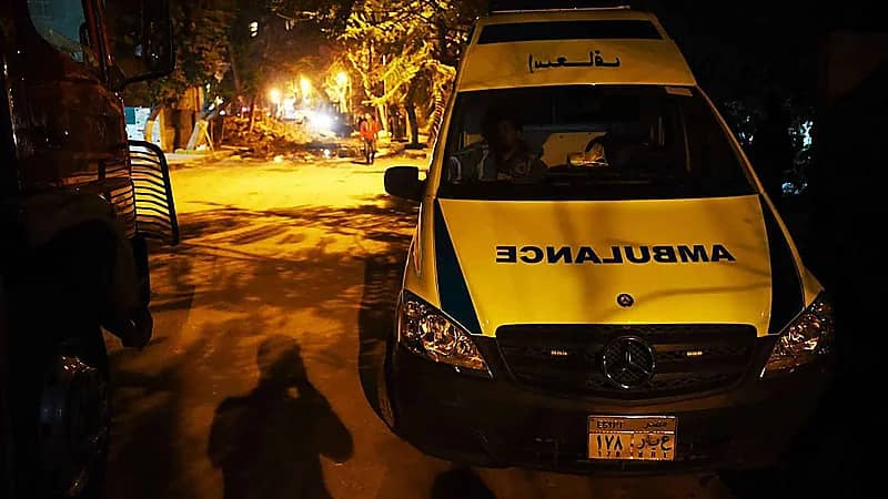 مشهد مأساوي لطفل يبكي والده الذي دهس أمام عينيه