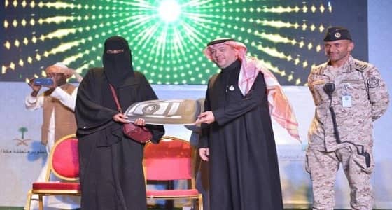 بالصور.. لحظة فوز مواطنة بسيارة BMW في الجنادرية