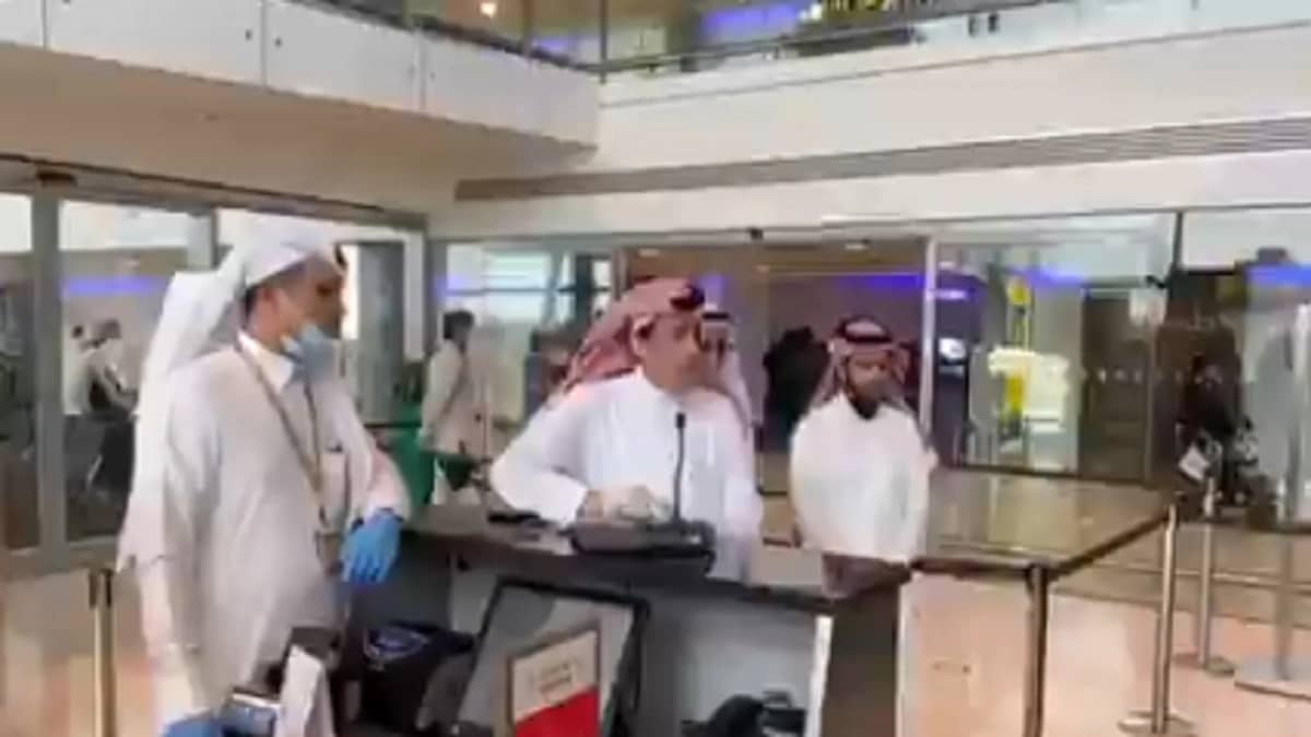 بالفيديو .. سفير المملكة في الإمارات يودع المواطنين العائدين إلى الرياض