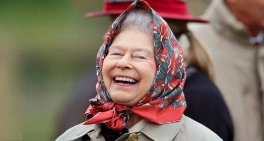 الملكة إليزابيث تبحث عن مدير لحساباتها بمواقع التواصل براتب 50 ألف