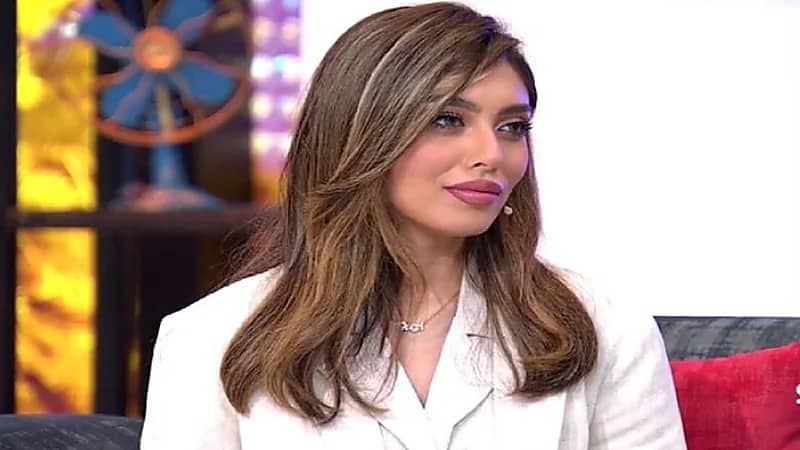 مذيعة حفل روشن ريم البلوي تخطف الأنظار بطلاقتها في الإنجليزية .. فيديو