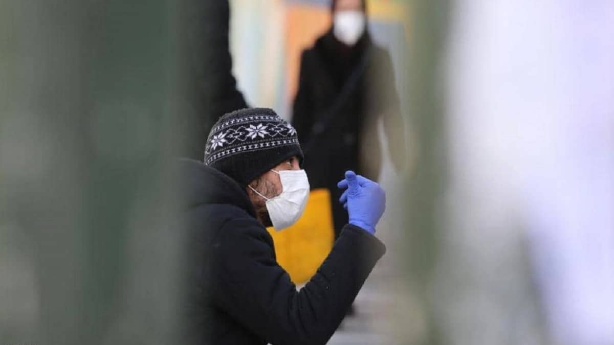 الإفراج عن 54 ألف سجين إيراني بسبب كورونا