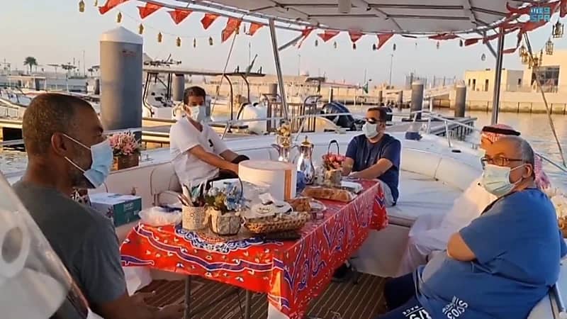 بالفيديو.. أهالي الجبيل الصناعية يكسرون الروتين بالإفطار على متن القوارب