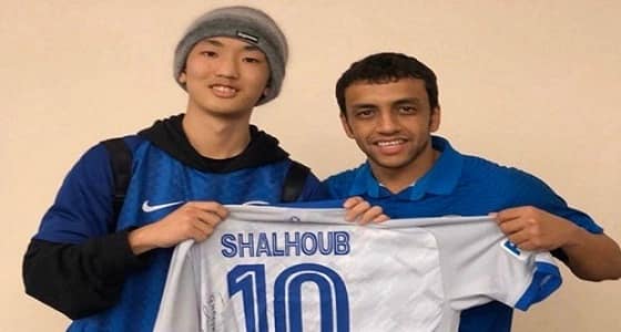 شاهد.. محمد الشلهوب مع مشجع هلالي ياباني بعد الفوز بدوري أبطال آسيا
