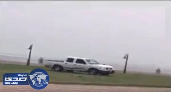 بالفيديو.. درباوي يفحط ويخرب البساط الأخضر بكورنيش الجبيل الصناعية