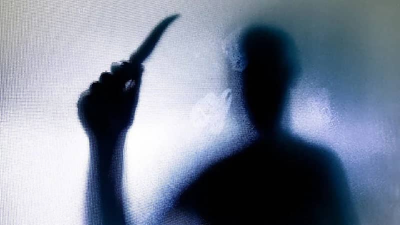 شاب يقتل والده وعمته وشقيقه