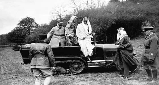 صور نادرة للملك فيصل قبل 86 عامًا في فرنسا