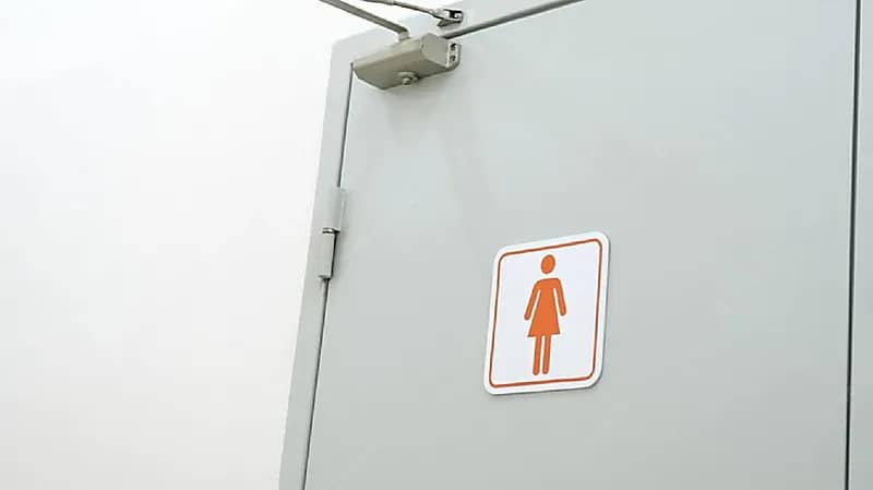 محاكمة عامل بمطعم شهير بعد تصويره سيدات في دورة المياه