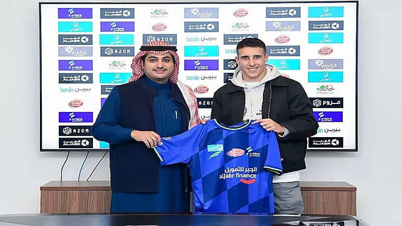 الفتح يتعاقد مع نجم برشلونة السابق (صور)